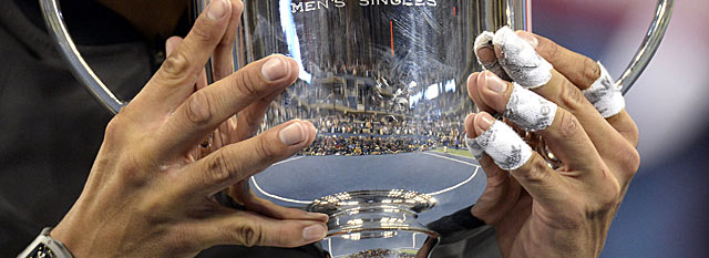 Rafael Nadal recoge su trofeo tras ganar en Nueva York. | Reuters | [VEA MS FOTOS]