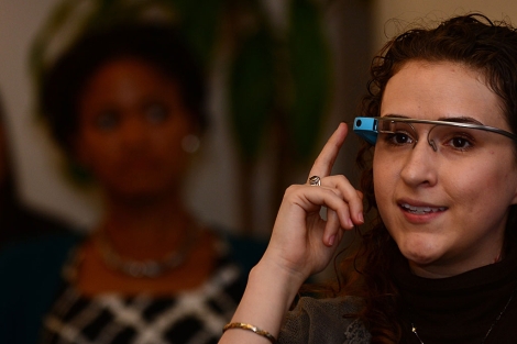 Una mujer comenta su experiencia sobre el uso de Google Glass. | Afp