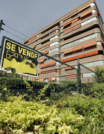 Cartel de 'Se vende' en la entrada a una urbanización de Madrid. | Carlos Barajas