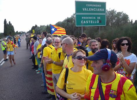 La cadena humana catalanista, a su llegada a Vinaròs. | E. Fonollosa | N. Sanz
