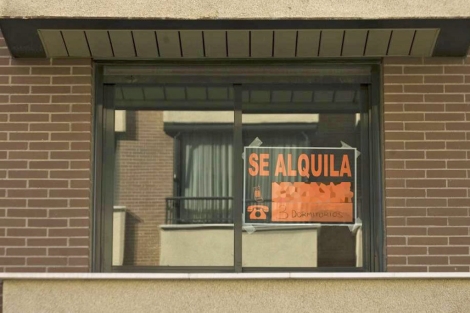 Cartel de 'Se alquila' en la ventana de un piso de Madrid. | Roberto Crdenas