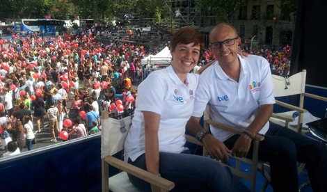 Marta Solano, con Ernest Riveras, en el set de TVE. | Foto: @