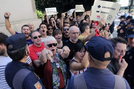 Protesta ante la sede de la Universitat de Valncia. | Reuters