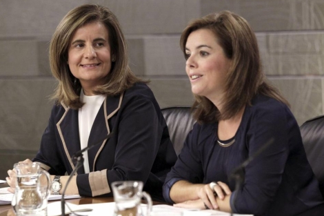 La vicepresidenta, Soraya Sanz de Santamara, (dch), y la ministra de Empleo, Ftima Bez. | Efe