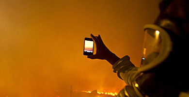 Un vecino de Quilmes toma imgenes del incendio. | scar del Corral / Efe