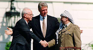 Rabin y Arafat se dan la mano en la Casa Blanca delante de Clinton en 1993.
