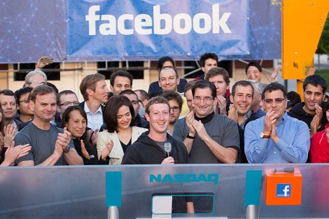 Mark Zuckerberg (centro), en la salida a Bolsa de Facebook. | Afp