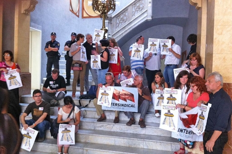 Los sindicalistas con carteles en el hall de Presidencia | Vicent Bosch