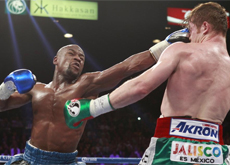 Mayweather golpea a Canelo. | Reuters