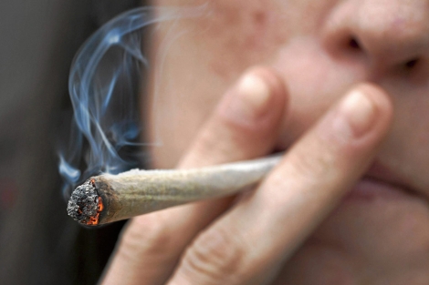 Una joven fumando un porro de marihuana. | Reuters
