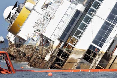 El barco se ha enderezado cerca de 2 grados. | Reuters VEA LAS FOTOS