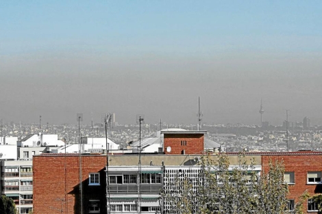 Una capa de polucin cubre Madrid. | Foto archivo: Kike Para