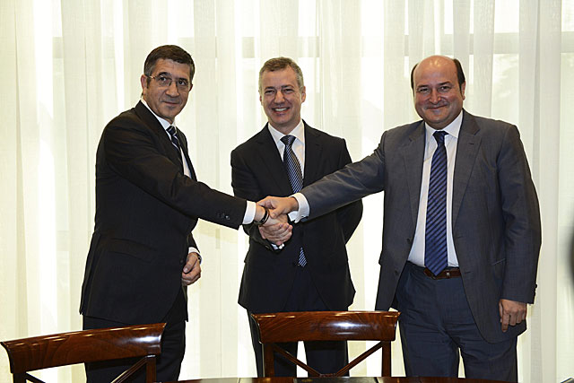 Patxi López, Iñigo Urkullu y Andoni Ortuzar en tras la firma. |Araba Press