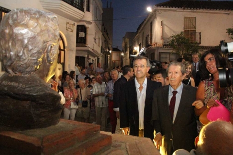 Manuel Alcntara, junto al alcalde de Estepona. | ELMUNDO.es