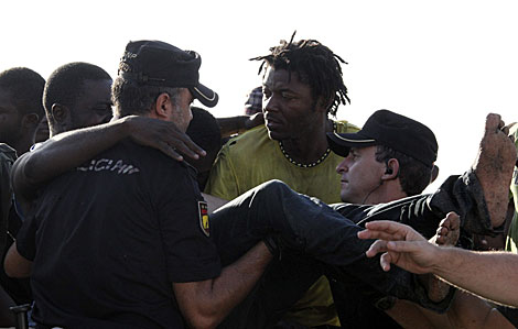 La Policía atiende a uno de los inmigrantes de Ceuta. | Reduan / Efe