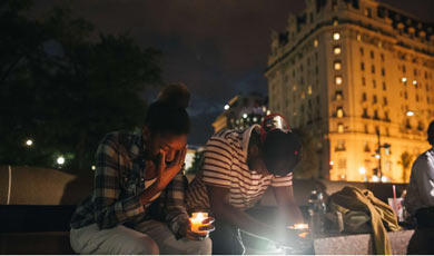 Ciudadanos de Washington recuerdan a las vctimas del tiroteo. | Afp