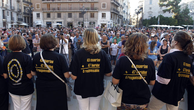 Concentración de las víctimas del accidente de metro en Valencia. | Efe