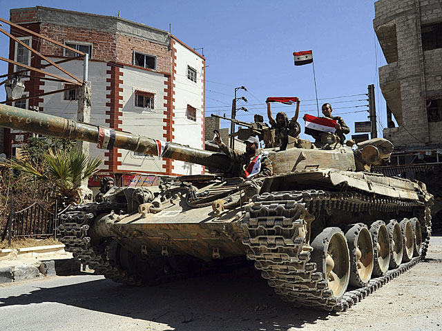 Un tanque del Ejército sirio vigila una calle de Damasco (imagen facilitada por la agencia Sana). | Efe