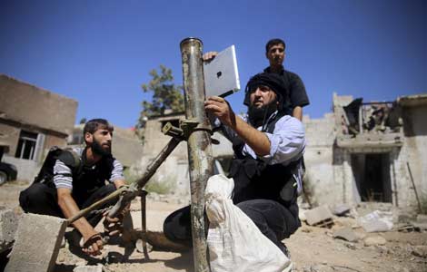 Un rebelde sirio utiliza un iPad para lanzar un mortero. | Reuters