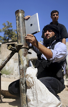 Rebeldes lanzan un mortero con iPad. | Reuters