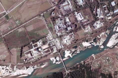 Fotografía de satélite tomada en 2004 que muestra la instalación nuclear de Yongbyon. | Efe