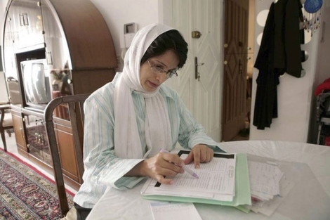 La abogada iraní Nasrin Sotoudeh, galardonada con el Premio Sajarov 2012 en su casa. | Efe