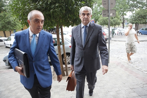 Antonio Lozano llega con su abogado a los juzgados. | Conchitina