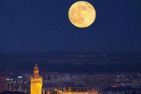 Una luna llena y brillante sobre Sevilla. | El Mundo