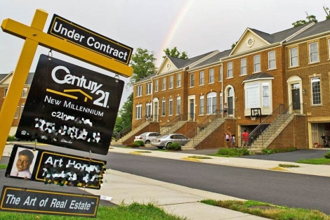 Cartel de una vivienda de segunda mano en venta en Centreville, Virginia. | Afp