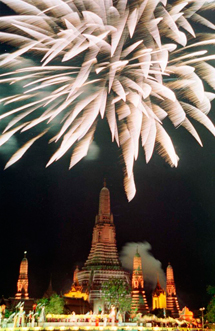 Fuegos artificiales sobre el templo Wat Arun. | Reuters