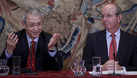 El médico Miguel Cabanela, junto al jefe de la Casa Real, Rafael Spottorno. | Javier Barbancho