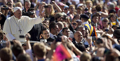 El Papa saluda a sus fieles en el Vaticano. | Efe