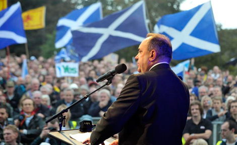 Salmond se dirige a los participantes de la manifestacin. | Afp