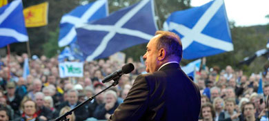 Salmond, dirigindose a los participantes en la marcha. | Afp