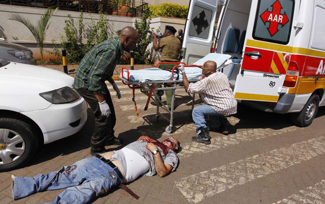 Las autoridades intentan evacuar a uno de los heridos en el tiroteo de Nairobi. | Reuters [MÁS IMÁGENES]