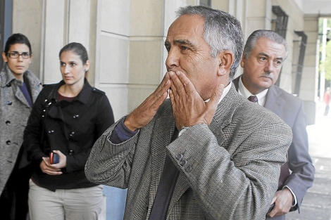 Eusebio Gavio a las puertas de la Audiencia donde tuvo lugar el juicio. | Conchitina
