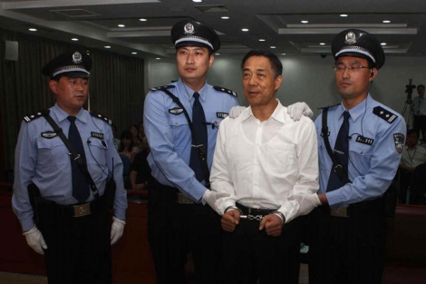 Bo Xilai, esposado antes de escuchar la sentencia. | Reuters