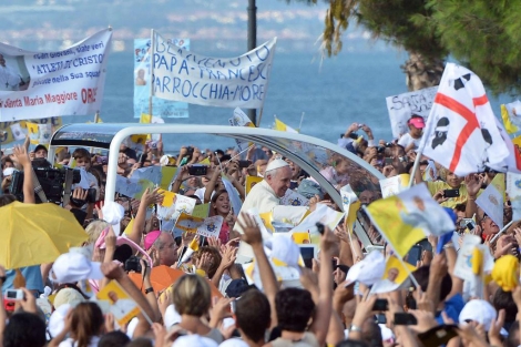 El papa, rodeado de fieles y con el mar al fondo a su llegada a Cagliari. | Afp