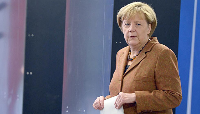 Angela Merkel antes de meter su voto en la urna. | Foto: Efe
