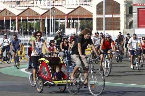 Ciclistas recorren este domingo el frente litoral de Valencia | Jos Cullar