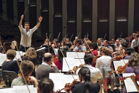 El maestro israel Omer Meir Wellber dirige a la Orquestra de la Comunitat | E.M.