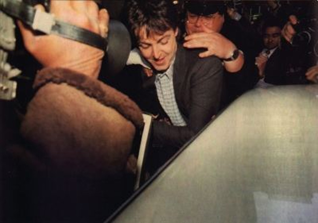 McCartney, esposado en Narita.
