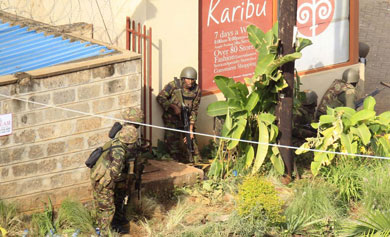 El Ejrcito de Kenia toma posiciones cerca del centro comercial. Reuters