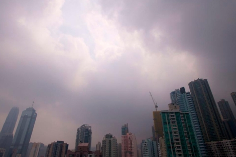 Hong Kong, cubierto de nubes al paso del tifn. | Afp