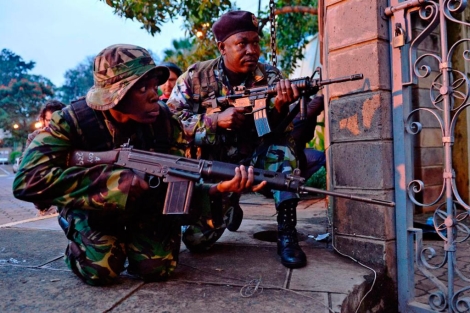 Soldados kenianos en las puertas del centro comercial. | Afp