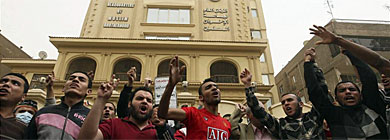 Simpatizantes de los Hermanos Musulmanes, ayer, en El Cairo.| Efe