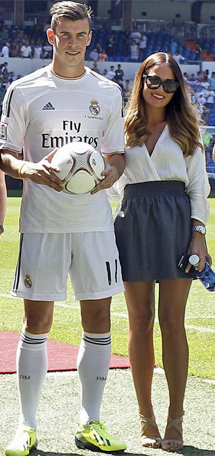 Bale y su novia en su presentacin en el Santiago Bernabu. | EM