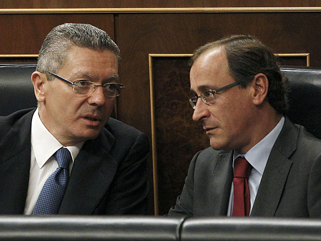 El ministro de Justicia y el 'popular' Alfonso Alonso, la semana pasada en el Congreso. | Ballesteros / Efe