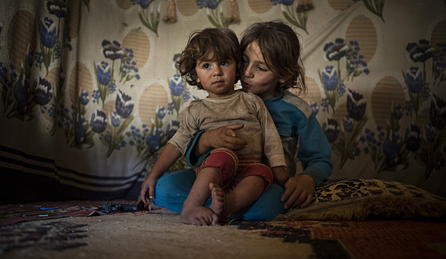 Nadia, con desnutricin, y su hermana Leena, en la frontera con El Lbano. | J. Hyams | Save the Children