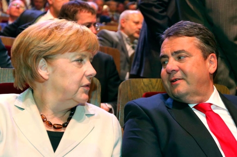 Merkel y el presidente del SPD, Sigmar Gabriel, en un concierto el pasado mayo. | Afp
